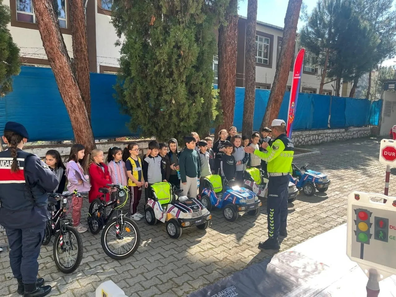 SİNOP'UN BOYABAT İLÇESİNDE ÖĞRENCİLERE YÖNELİK UYGULAMALI TRAFİK EĞİTİMİ DÜZENLENDİ.