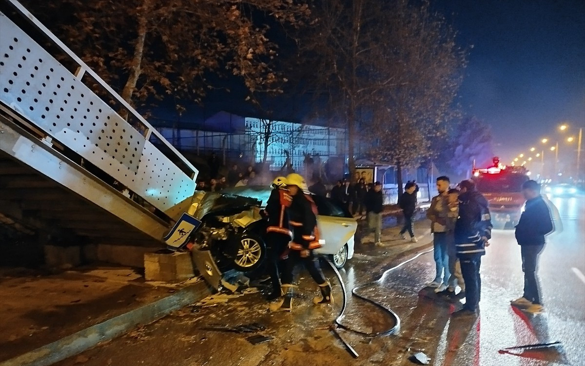 Sinop'un Boyabat ilçesinde, yaya üst geçidinin merdivenlerine çarparak alev alan otomobildeki 4...