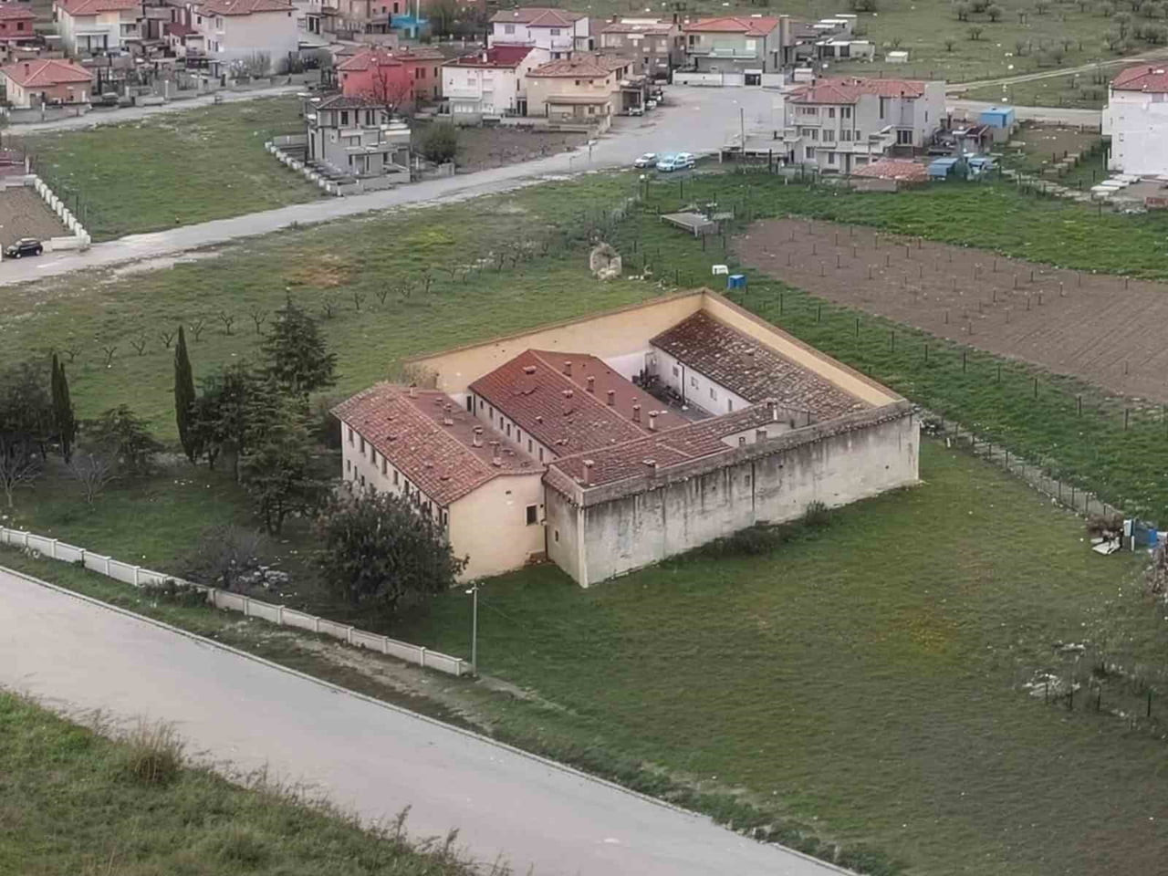 SİNOP'UN DURAĞAN İLÇESİNDE UZUN YILLARDIR ATIL DURUMDA BULUNAN ESKİ CEZAEVİ BİNASI.