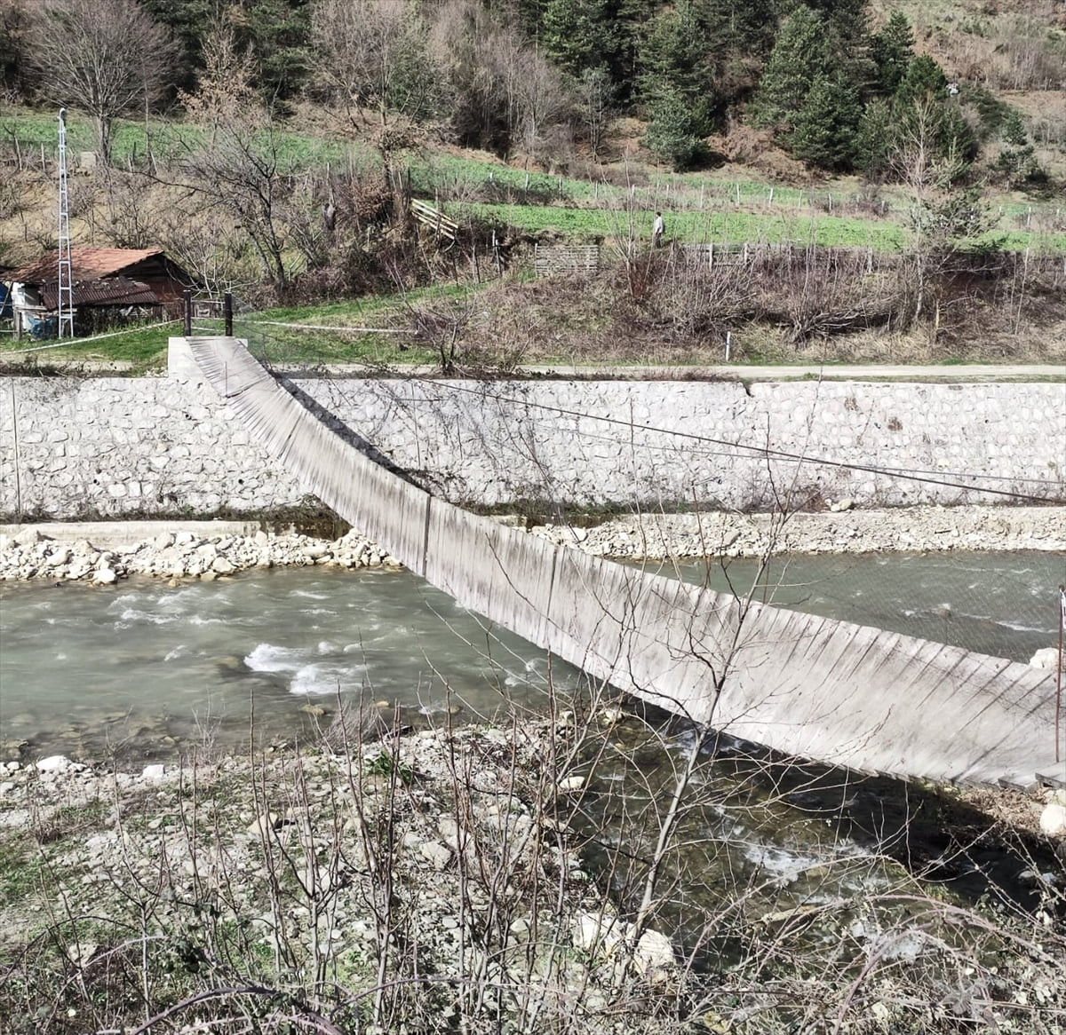 Sinop'un Erfelek ilçesinde rüzgar nedeniyle dönen asma ahşap köprüden düşen 2 kişi...