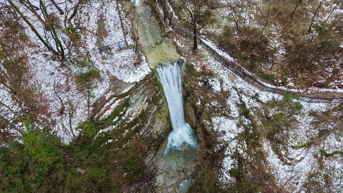 Sinop'un Gerze ilçesinde bulunan Sorkun Şelaleleri Tabiat Anıtı ve çevresi kar yağışıyla birlikte...