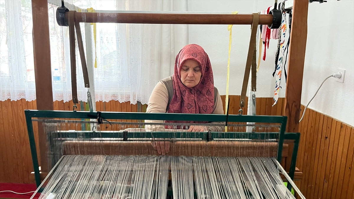 Sinop'un Türkeli ilçesinde bir araya gelen kadınlar, eski köy camisi lojmanında oluşturulan...