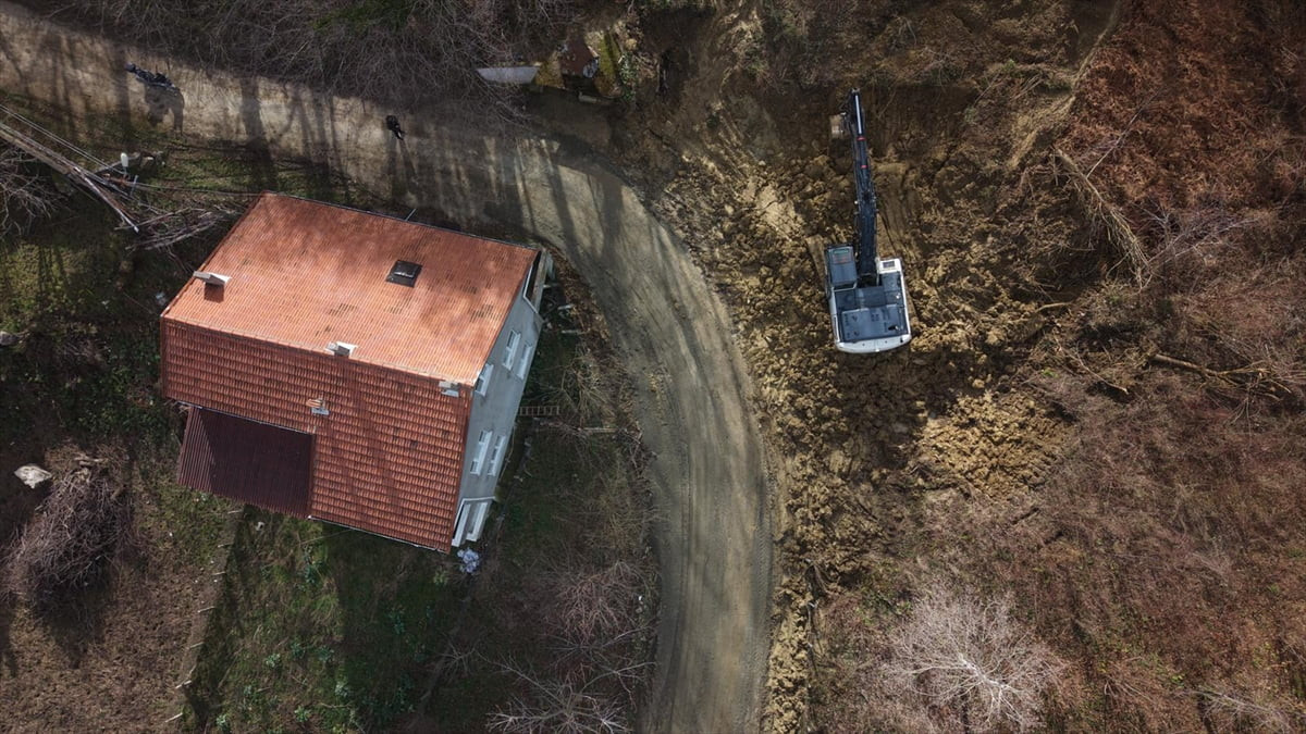 Sinop'un Türkeli ilçesinde heyelan sebebiyle kapanan köy yolunda ulaşım yeniden sağlanmaya...
