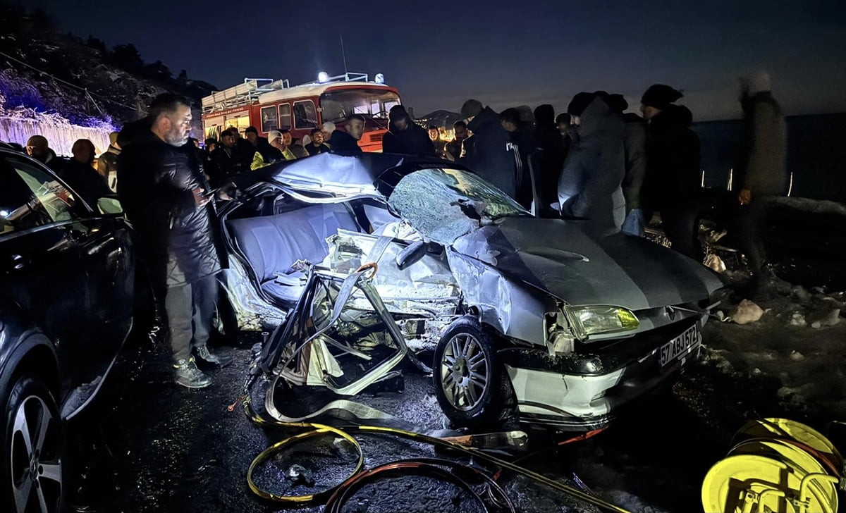 Sinop'un Türkeli ilçesinde iki otomobilin çarpışması sonucu 2 kişi öldü, 6 kişi yaralandı. Kaza...
