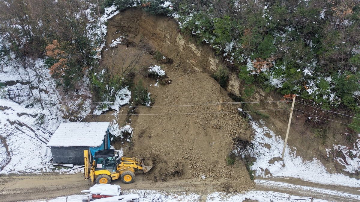 Sinop'un Türkeli ilçesinde kar yağışı nedeniyle meydana gelen toprak kayması sonucu kapanan köy...