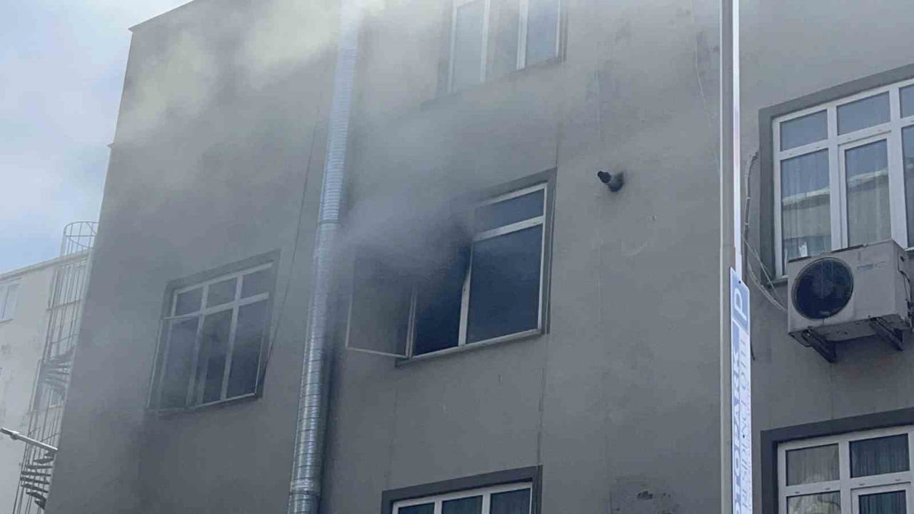 SİNOP’TA BİR APARTMAN DAİRESİNDE PATATES KIZARTILDIĞI ESNADA ALEV ALAN ASPİRATÖR MUTFAKTA YANGINA...