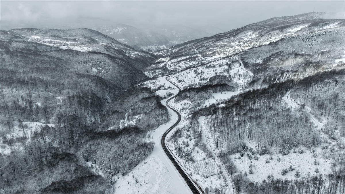 Sinop’ta kar yağışı sonrası beyaza bürünen ormanlık alanlar dronla kaydedildi.