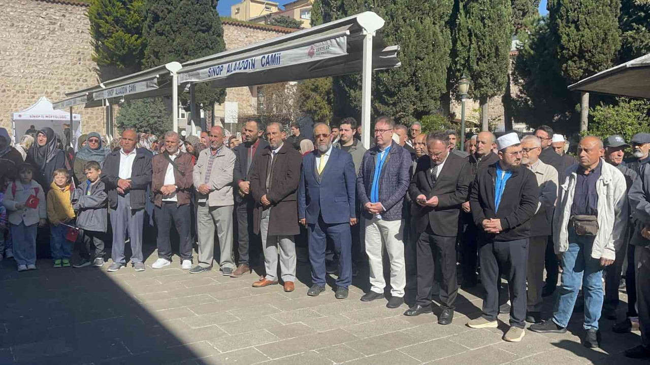 SİNOP’TA KUTSAL TOPRAKLARA GİDECEK OLAN HACI ADAYLARI, DÜZENLENEN TÖRENİN ARDINDAN DUALARLA...