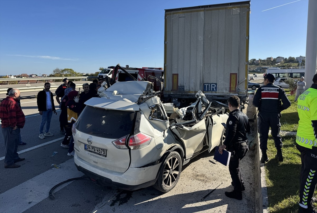 Sinop’ta otomobilin park halindeki tıra çarpması sonucu bir kişi öldü. Kaza yerine sağlık, AFAD...