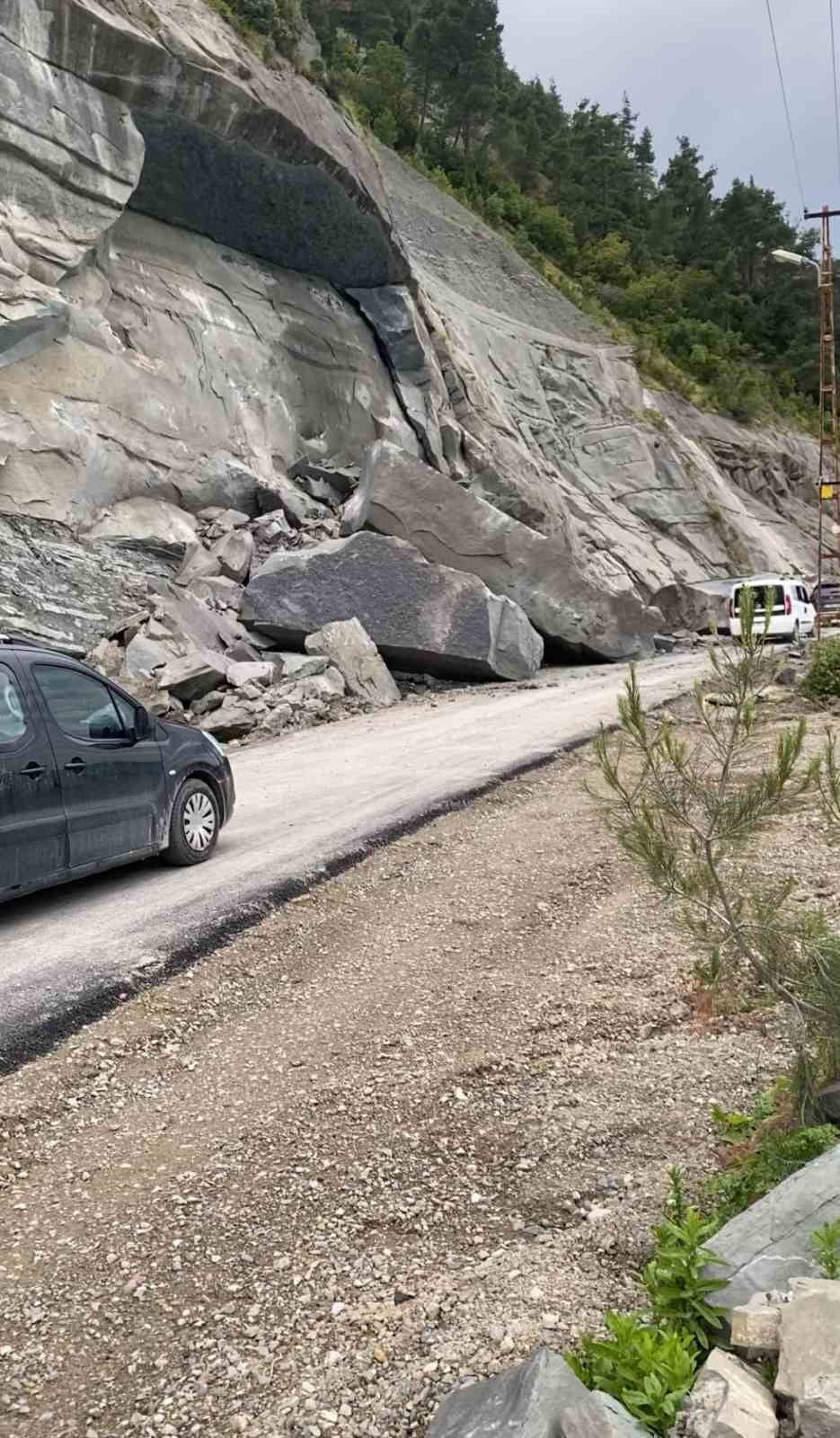 SİNOP’UN AYANCIK İLÇESİNDE ÇAMURCA YOLU GÜZERGÂHINDA MEYDANA GELEN HEYELAN NEDENİYLE YOL, TEDBİR...