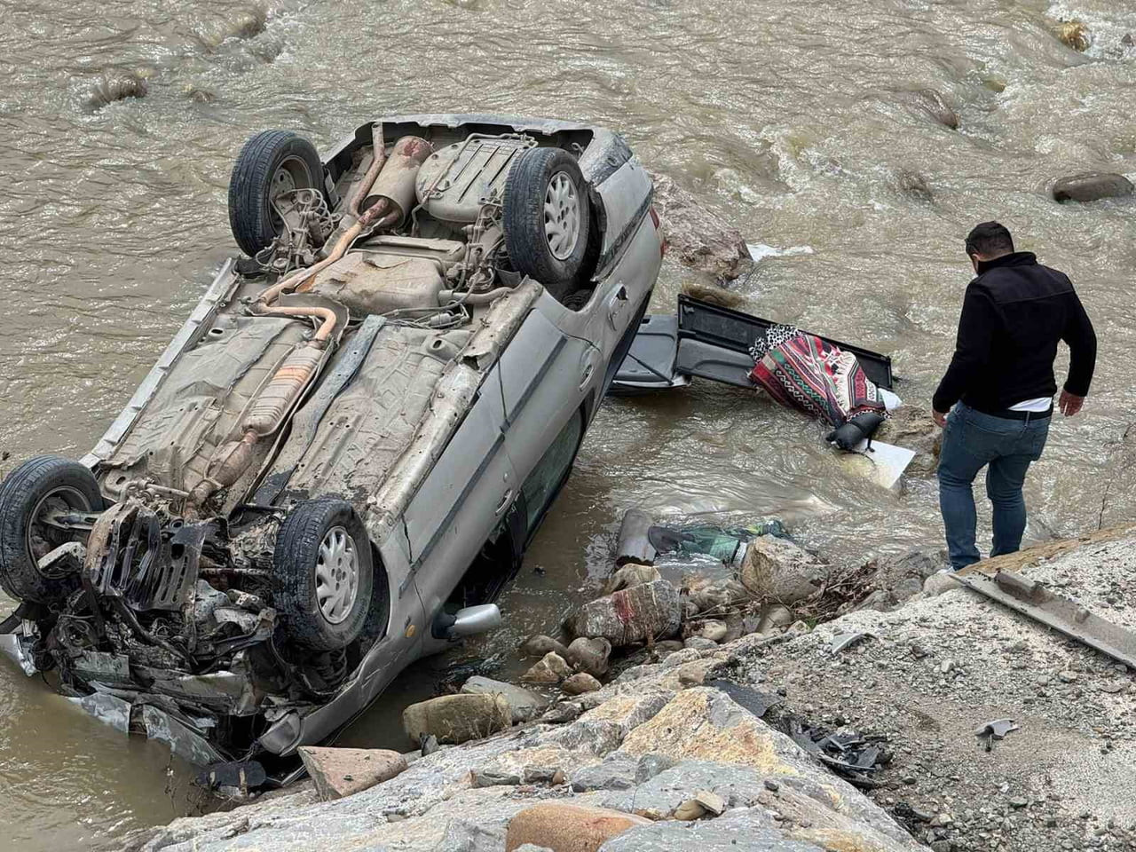 SİNOP’UN AYANCIK İLÇESİNDE OTOMOBİLİN IRMAĞA UÇTUĞU KAZADA SÜRÜCÜ YARALANDI.