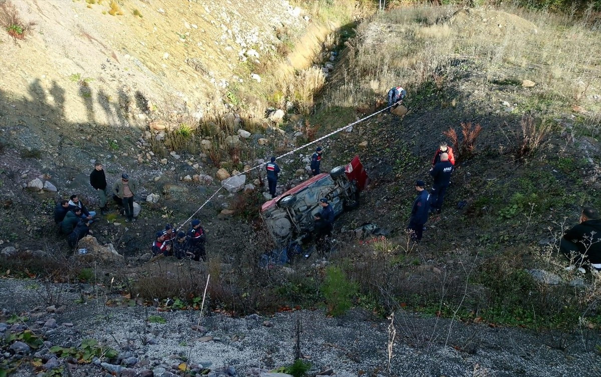  Sinop’un Ayancık ilçesinde uçuruma devrilen otomobilin sürücüsü hayatını kaybetti.
