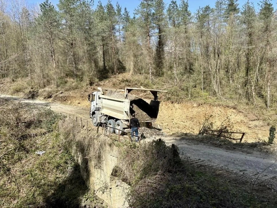 SİNOP’UN AYANCIK İLÇESİNE BAĞLI ZAVİYE KÖYÜNDE HEYELAN NEDENİYLE ULAŞIMI KESİLEN MAHALLE YOLU...