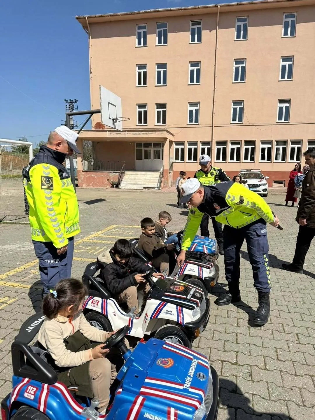 SİNOP’UN SARAYDÜZÜ İLÇESİNDE JANDARMA VE EMNİYET TRAFİK EKİPLERİ TARAFINDAN, ANAOKULU VE İLKOKUL...