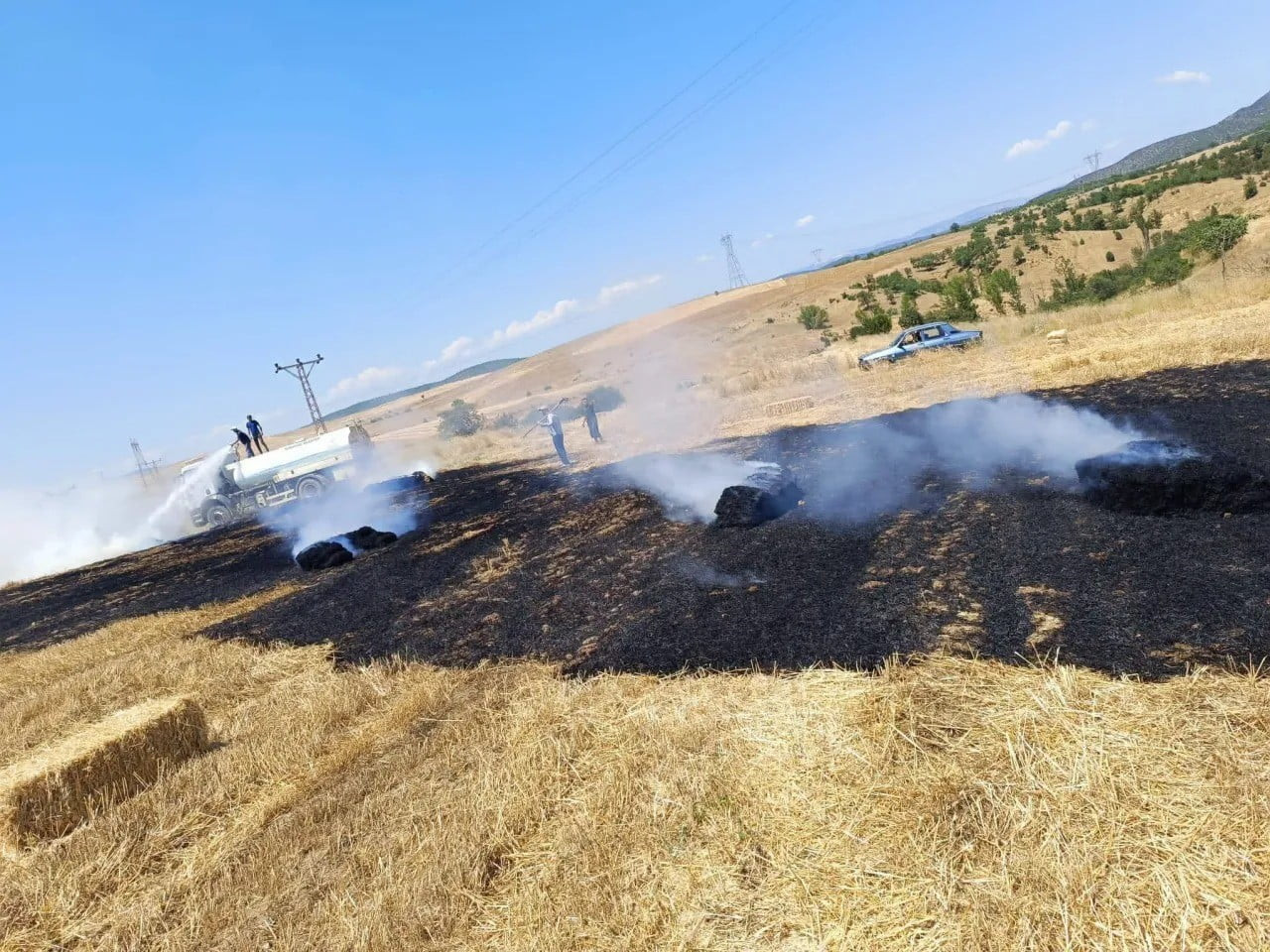 SİNOP’UN SARAYDÜZÜ İLÇESİNDE TARLA HASADI SIRASINDA SAMAN BALYALAMA MAKİNESİNDE ÇIKAN YANGIN...