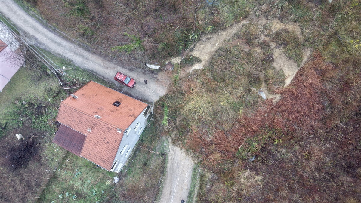 Sinop’un Türkeli ilçesinde meydana gelen heyelan nedeniyle köy yolu ulaşıma kapandı.