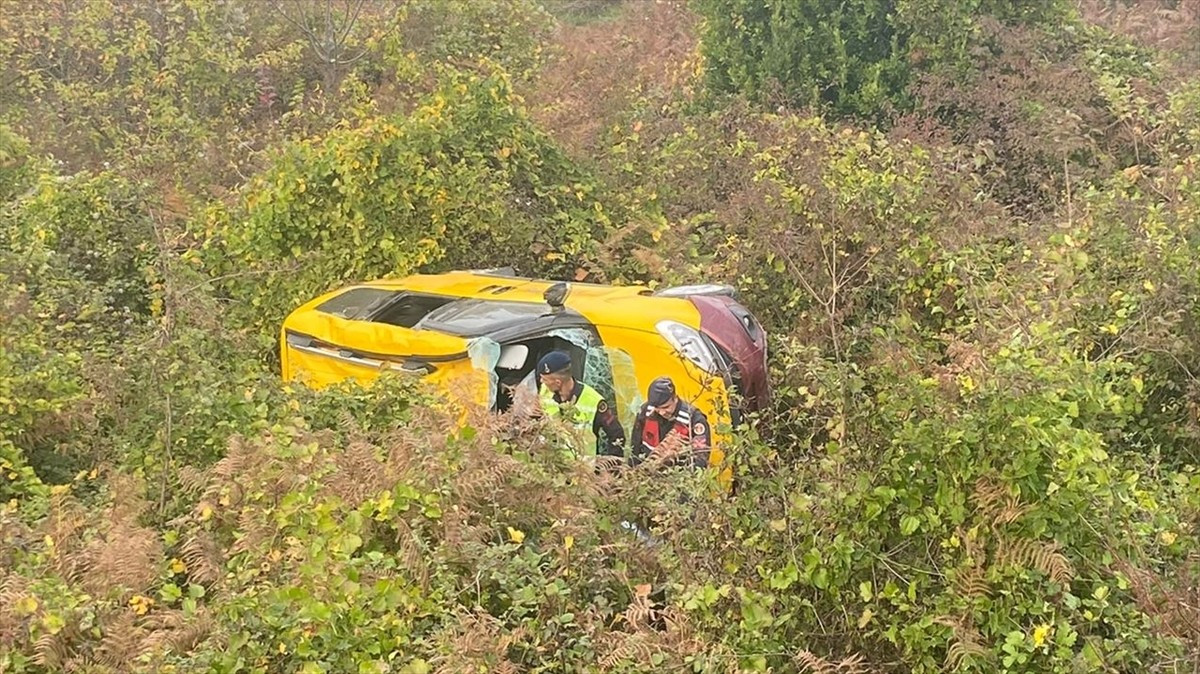 Sinop’un Türkeli ilçesinde ticari taksinin tarlaya devrilmesi sonucu 2 kişi yaralandı. İhbar...