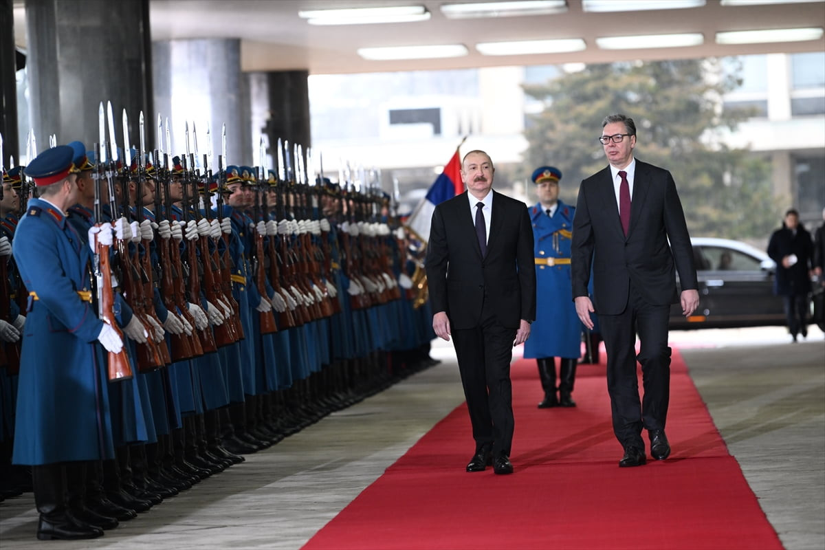 Sırbistan Cumhurbaşkanı Aleksandar Vucic (sağda), resmi temaslarda bulunmak üzere Sırbistan'ın...