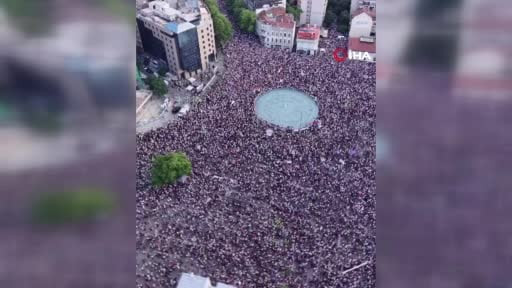 Sırbistan'ın başkenti Belgrad'da çoğunluğu öğrencilerden oluşan on binlerce kişi Cumhurbaşkanı...