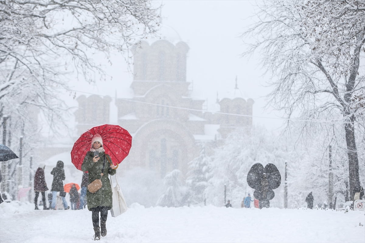 Sırbistan'ın başkenti Belgrad'da kar yağışı etkili oldu.