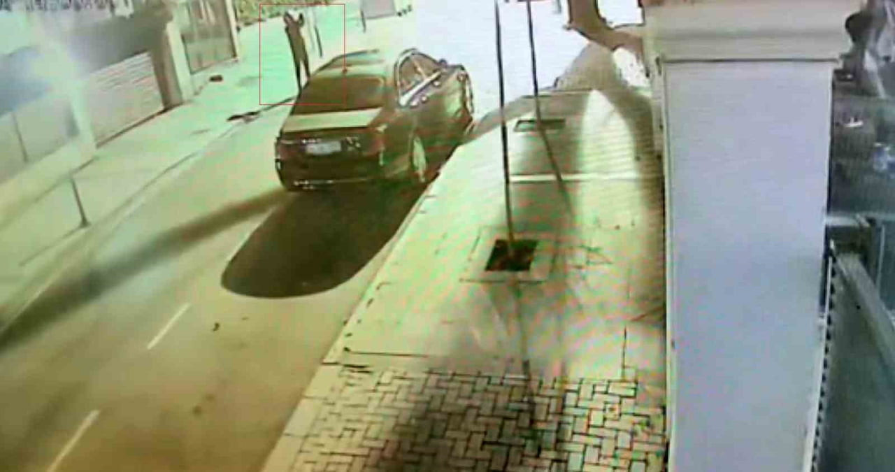 ŞİRKET SAHİBİNİN VİLLASININ KURŞUNLANDIĞI ANLARIN GÜVENLİK KAMERASI GÖRÜNTÜLERİ ORTAYA...