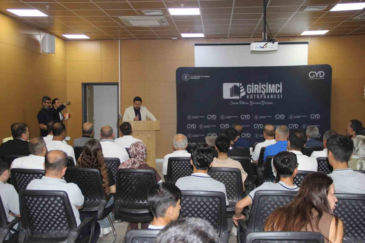 ŞIRNAK CİZRE'DE DÜZENLENEN "GİRİŞİMCİ KÜTÜPHANESİ" PROGRAMINDA GENÇLER GİRİŞİMCİLİK, E-TİCARET VE...
