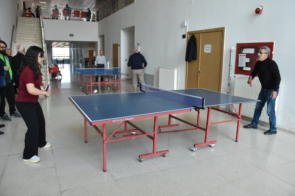 Şırnak Üniversitesinde "60+ Tazelenme Üniversitesi Projesi" kapsamında verilen eğitimlerden...