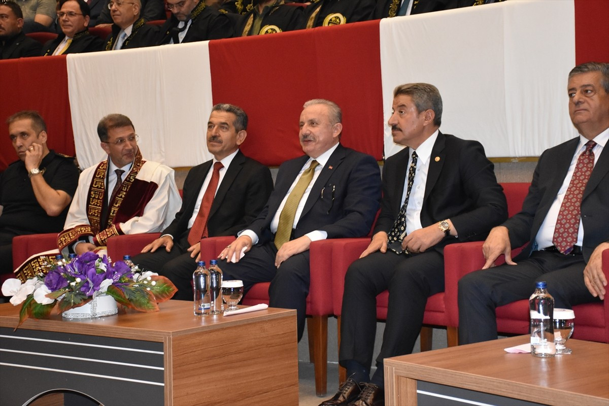 Şırnak Üniversitesinin 2025-2026 Akademik Yılı açılış töreni gerçekleştirildi. Programa Şırnak AK...