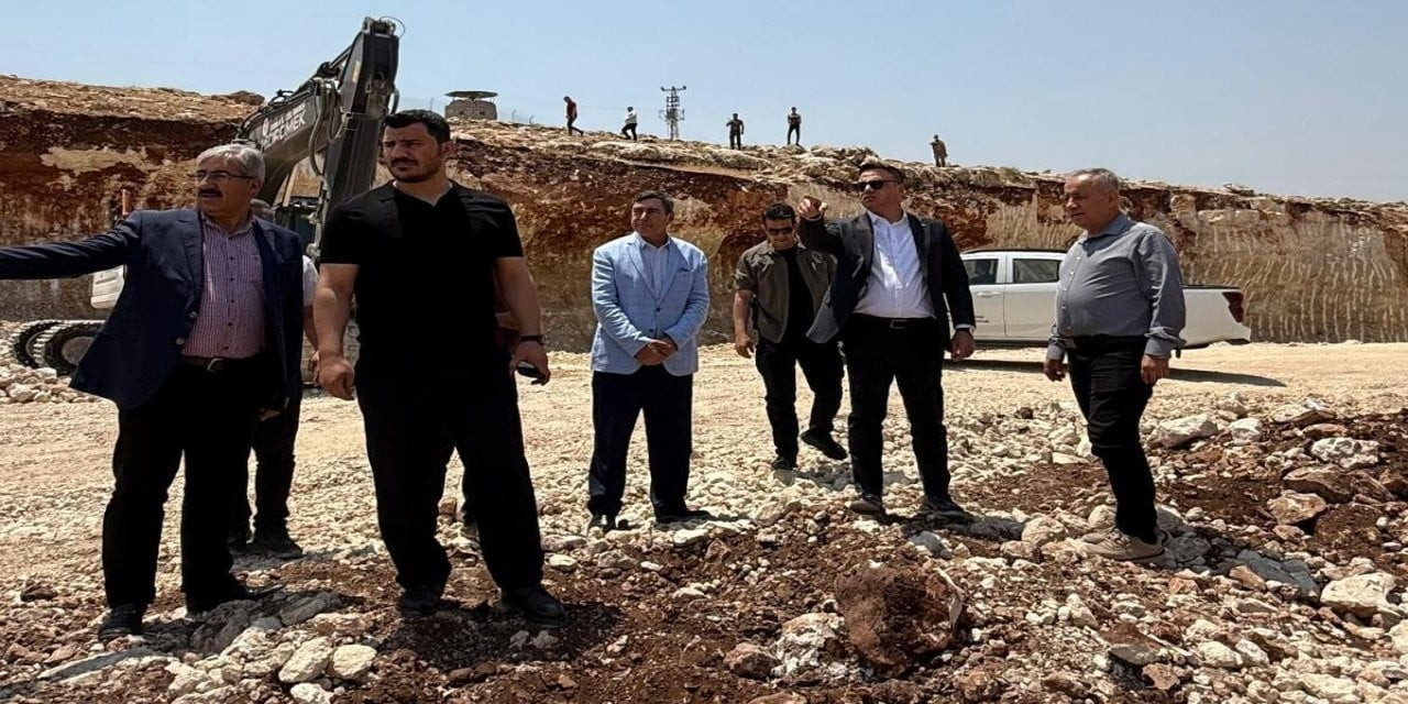 ŞIRNAK VALİ YARDIMCISI VE İL ÖZEL İDARESİ GENEL SEKRETERİ MURAT ÇİÇEK, İDİL İLÇESİNDEKİ AKSOY KÖYÜ...