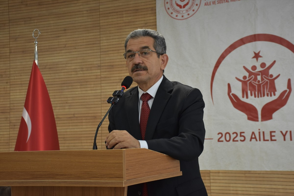 Şırnak Valisi Birol Ekici, 3 Aralık Dünya Engelliler Günü dolayısıyla Öğretmenevinde düzenlenen...