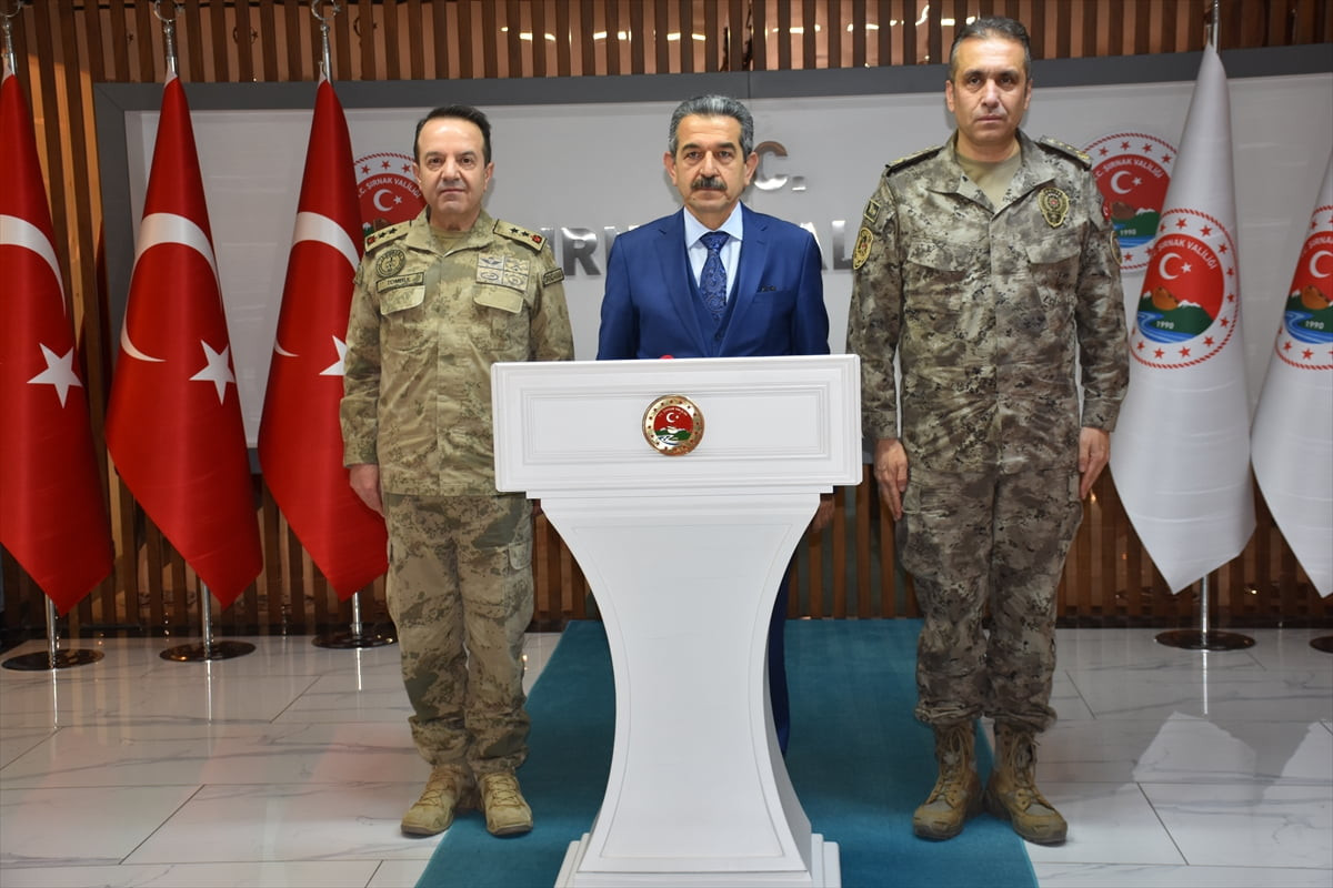 Şırnak Valisi Birol Ekici (ortada); İl Jandarma Komutanı Tümgeneral Zafer Tombul (solda) ve İl...