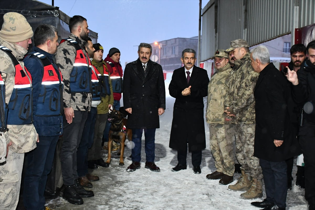 Şırnak Valisi Birol Ekici (sağ 4) uygulama noktalarında görev yapan polis ve jandarma ekiplerinin...