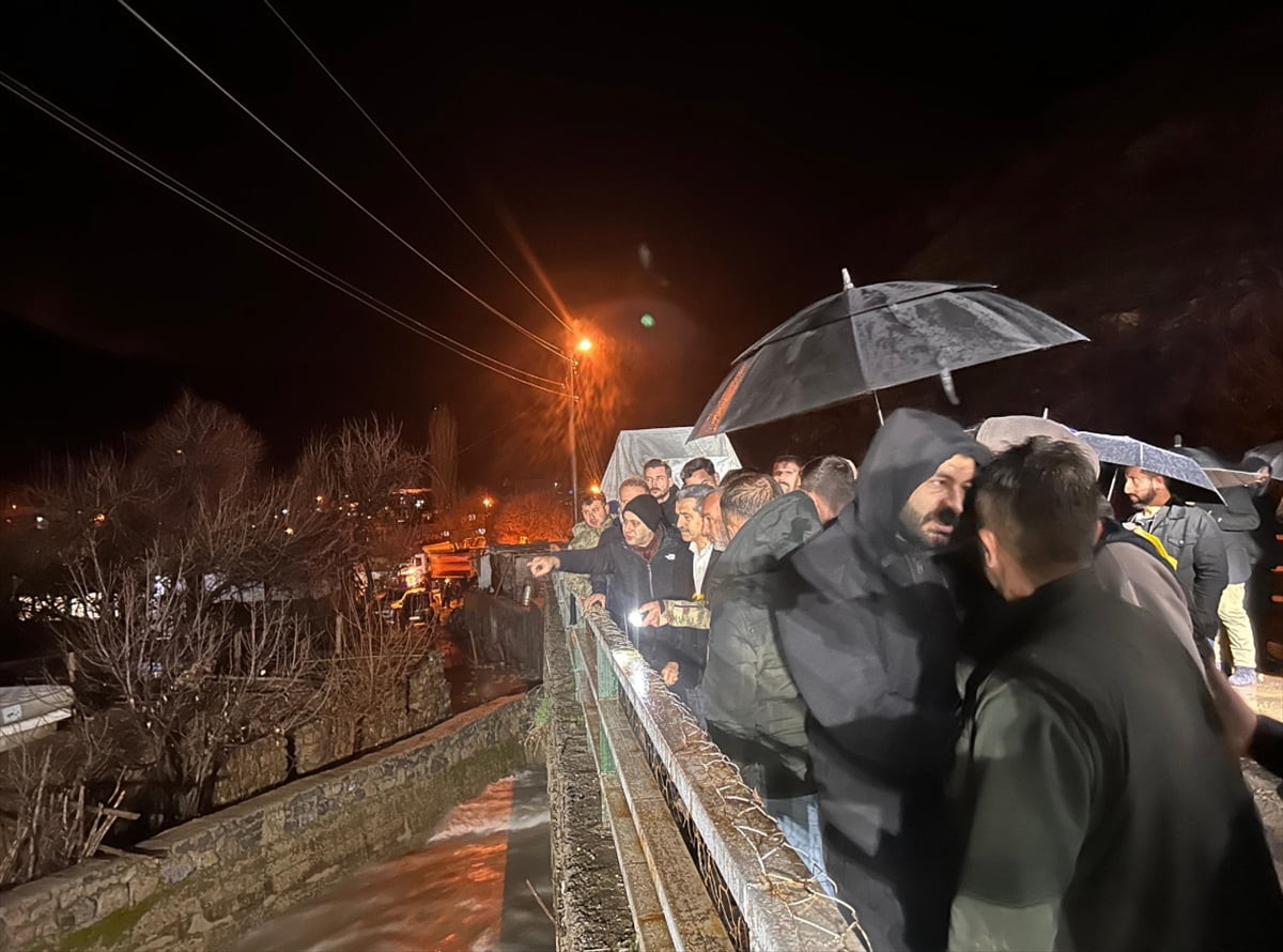 Şırnak Valisi Birol Ekici, sağanaktan etkilenen Uludere ilçesine bağlı Ballı ve Taşdelen köylerini...