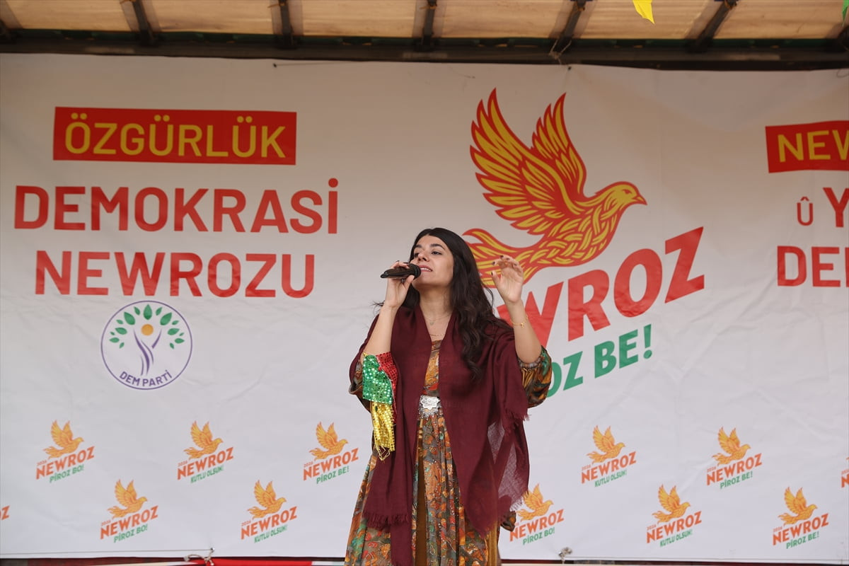Şırnak ve Mardin'de DEM Parti öncülüğünde nevruz etkinliği yapıldı.Mardin'in merkez Artuklu...