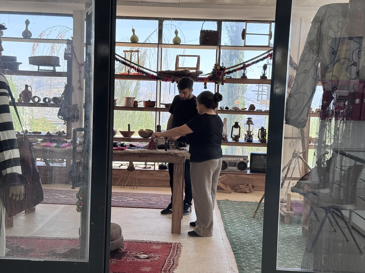 Şırnak'ın Balveren beldesinde, yörede geçmişte kullanılan eski eşyaların toplanarak sergilendiği...