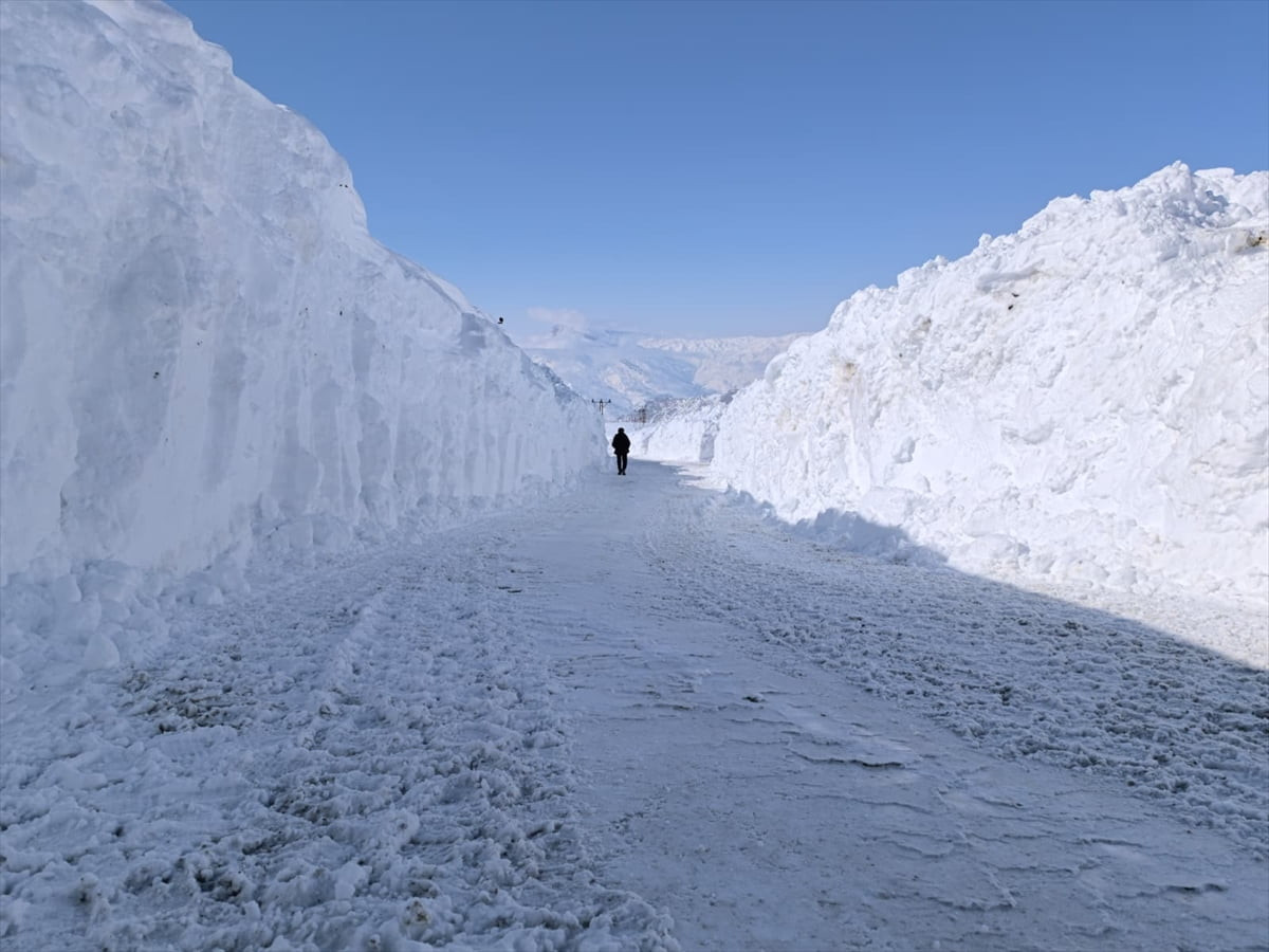 Şırnak'ın Beytüşşebap ilçesinde 5 ailenin yaşadığı Faraşin Yaylası'nın yoğun kar yağışı ve tipi...