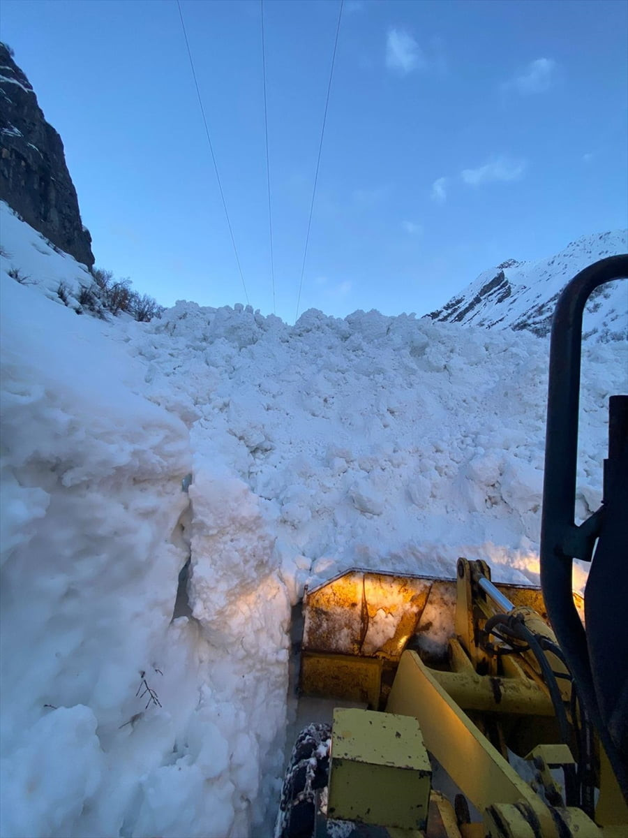 Şırnak'ın Beytüşşebap ilçesinde çığ düşmesi sonucu grup köy yolu ulaşıma kapandı.Bölgeye...