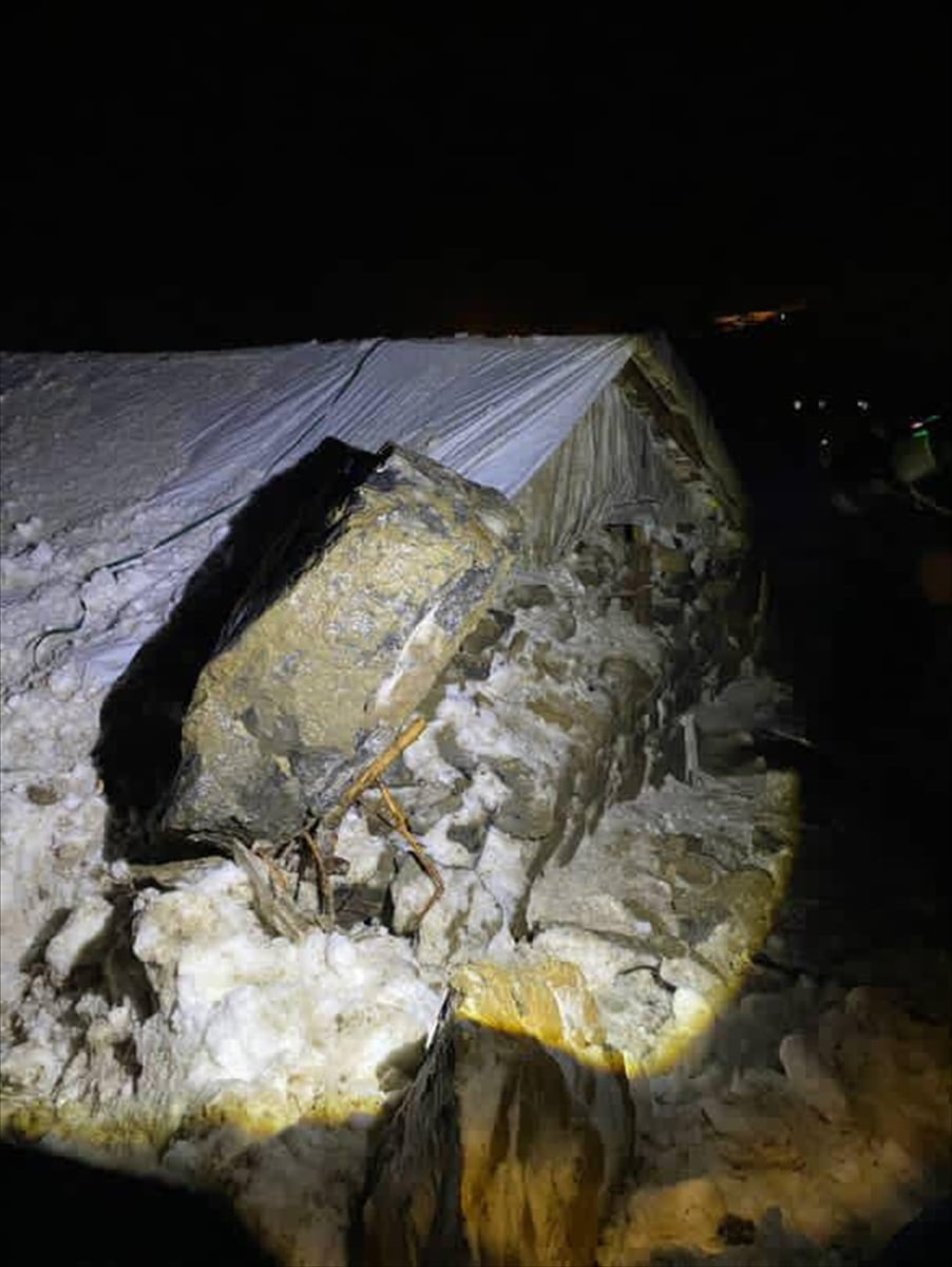 Şırnak'ın Beytüşşebap ilçesinde etkili olan sağanak nedeniyle yamaçtan kopan kaya parçalarının bir...