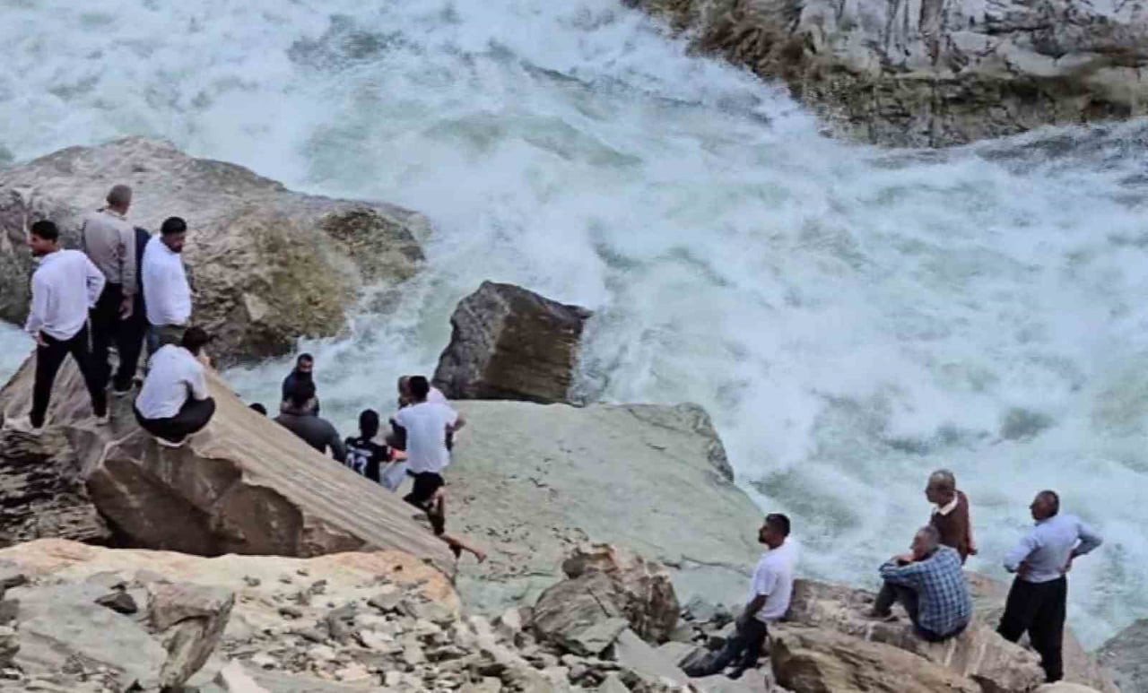ŞIRNAK'IN BEYTÜŞŞEBAP İLÇESİNDE SERİNLEMEK İÇİN GİRDİĞİ HABUR ÇAYI'NDA AKINTIYA KAPILARAK KAYBOLAN...