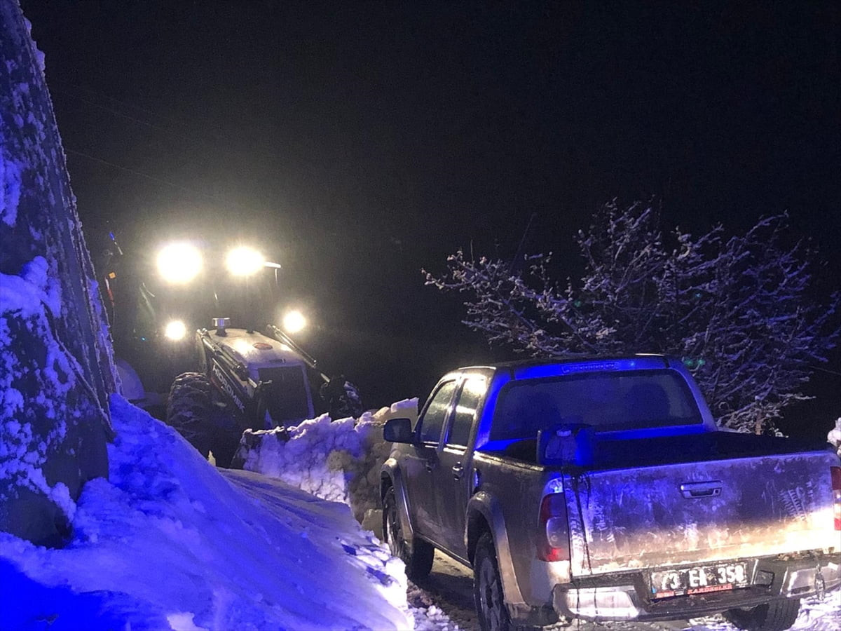 Şırnak'ın Beytüşşebap ilçesinde, yolu kardan kapanan köyde rahatsızlanan çocuk, ekiplerin saatler...