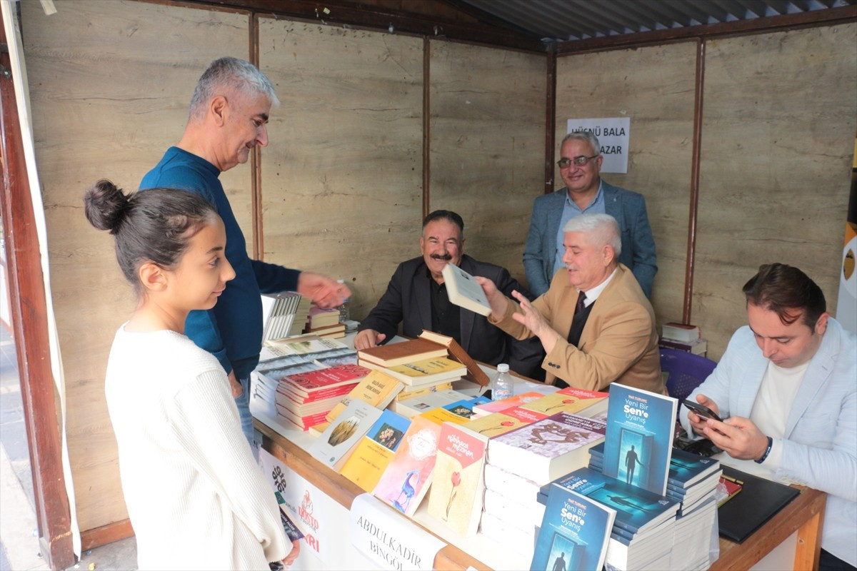 Şırnak'ın Cizre ilçesinde 120 yayınevi ve birçok yazarın 80 stantta kitaplarının sergilendiği...