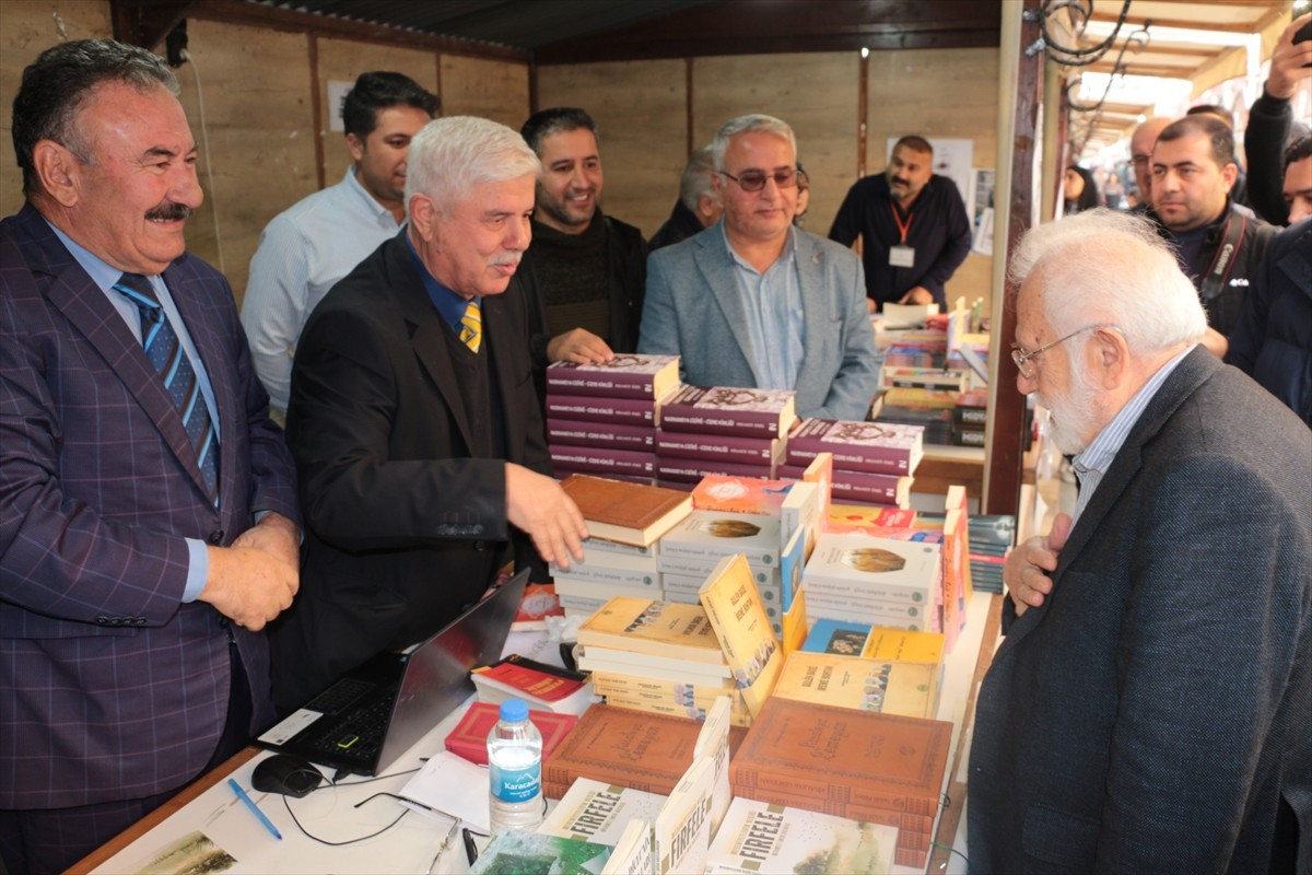 Şırnak'ın Cizre ilçesinde 120 yayınevi ve birçok yazarın 80 stantta kitaplarının sergilendiği...