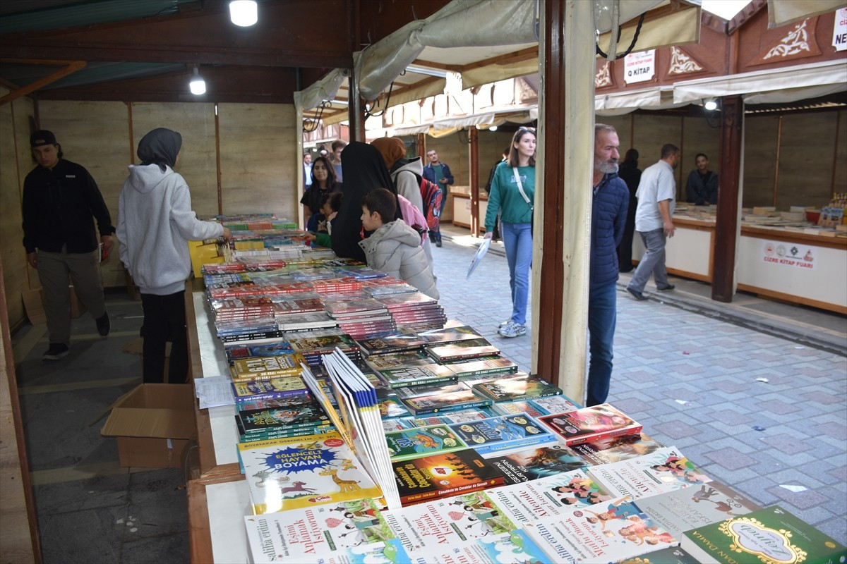 Şırnak'ın Cizre ilçesinde 120 yayınevi ve birçok yazarın 80 stantta kitaplarının sergilendiği...
