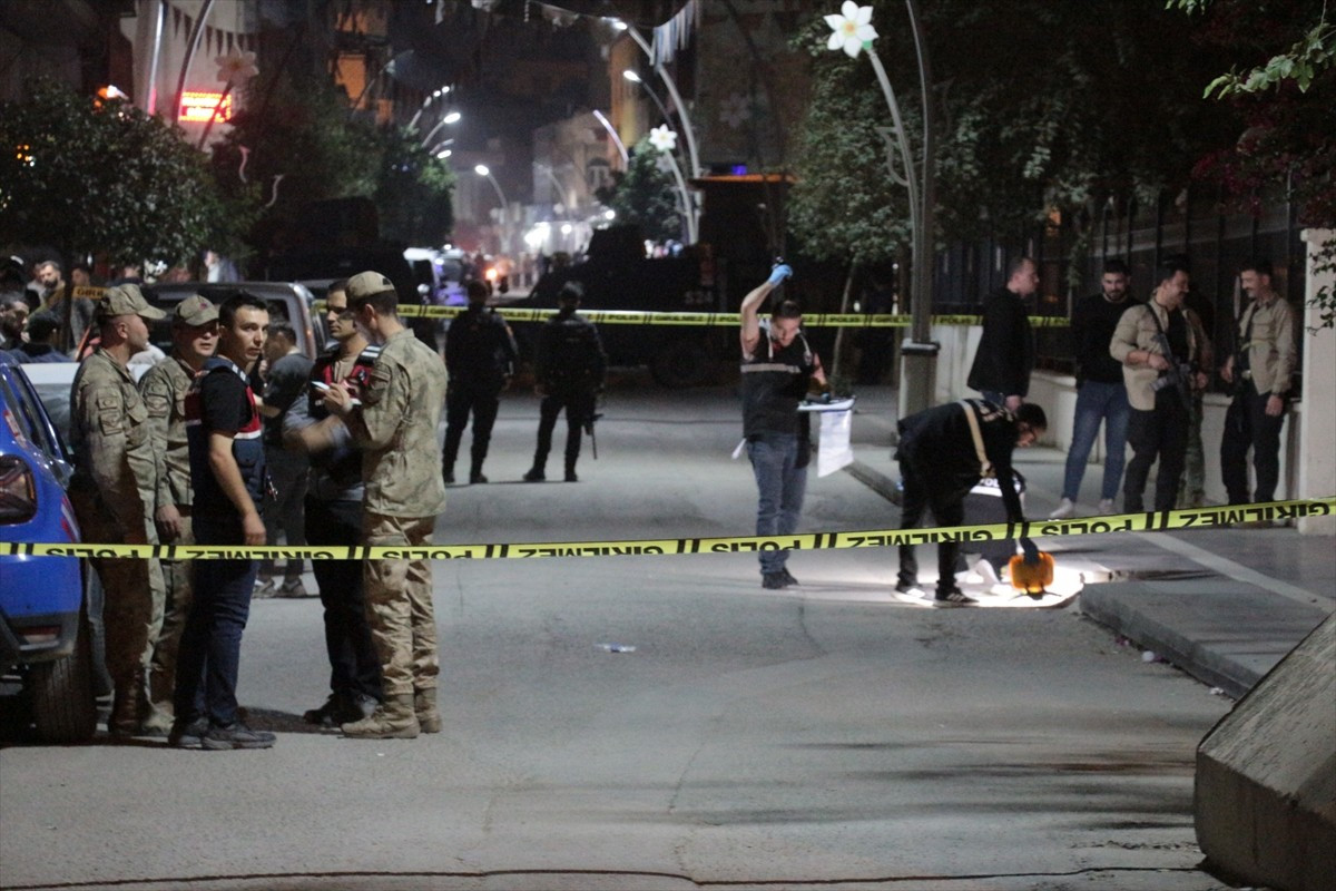 Şırnak'ın Cizre ilçesinde adliye önünde silahlı saldırıya uğrayan kişi yaşamını...