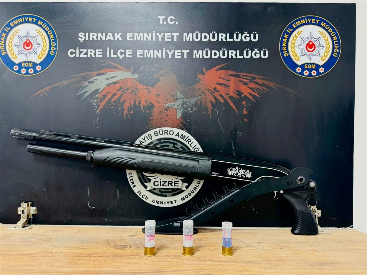  Şırnak'ın Cizre ilçesinde bir eve pompalı tüfekle ateş açan şüpheli, polis ekiplerince gözaltına...