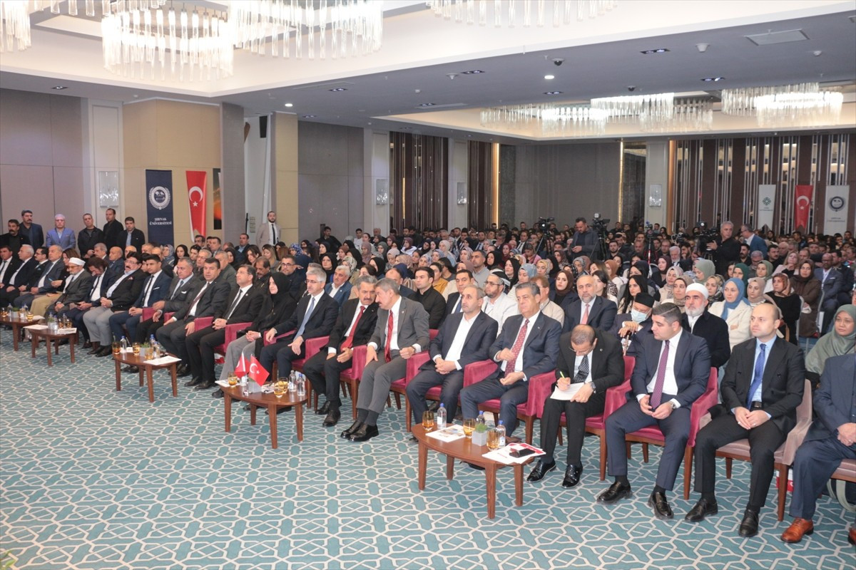 Şırnak'ın Cizre ilçesinde düzenlenen "4. Uluslararası Melaye Ciziri Sempozyumu" başladı.