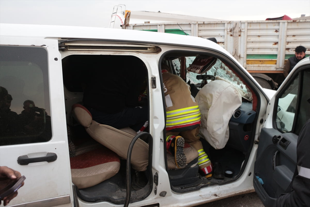 Şırnak'ın Cizre ilçesinde park halindeki tırın dorsesine çarpan hafif ticari aracın sürücüsü...