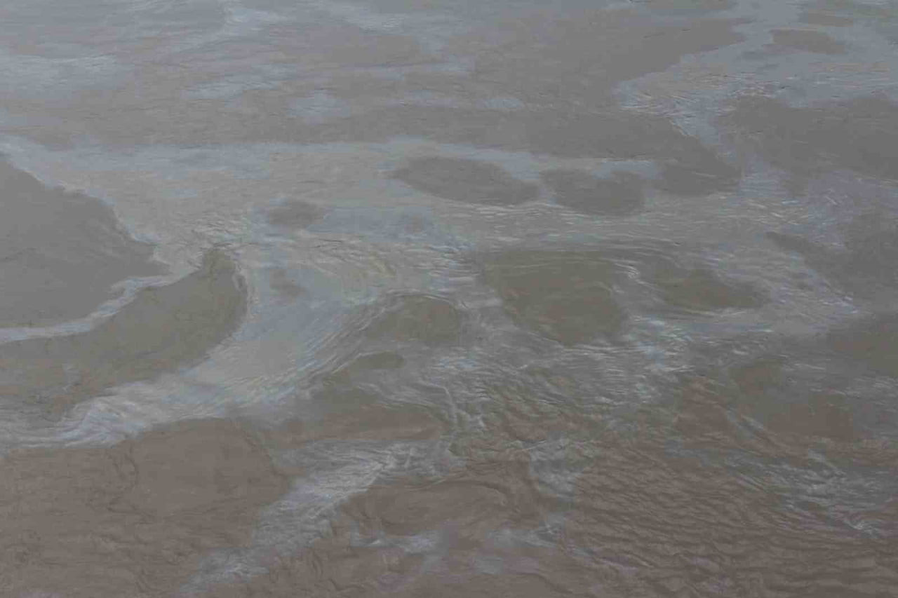ŞIRNAK'IN CİZRE İLÇESİNDE PETROL BORU HATTINDAKİ SIZINTI DİCLE NEHRİNE KARIŞTI. MEYDANA GELEN...