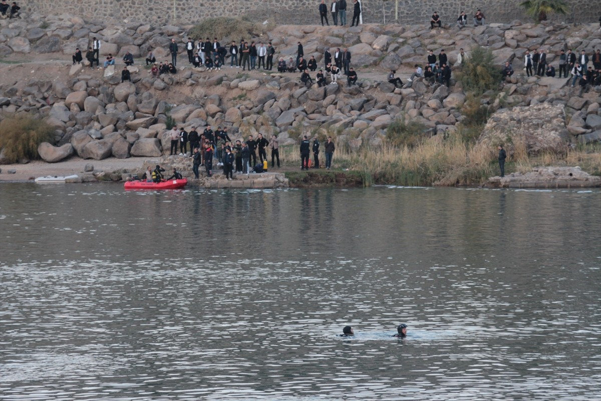 Şırnak'ın Cizre ilçesinde terliğini almak için Dicle Nehri'ne giren çocuk kayboldu. Olay yerine...