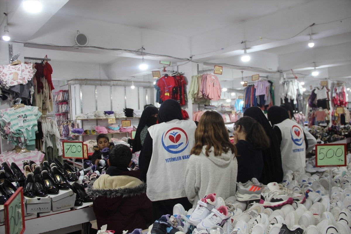 Şırnak'ın Cizre ilçesinde Yetimler Vakfı tarafından yürütülen kampanya kapsamında yetim çocuklara...